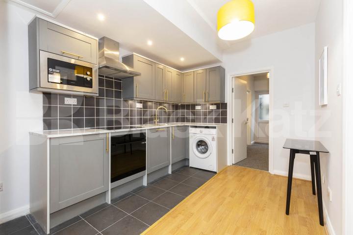 Newly refurbished one bed with a study room mins to tube and shops  York Mews, Kentish Town